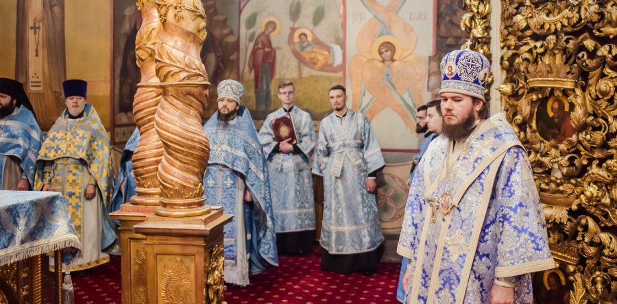 Богослужение в московском Донском монастыре