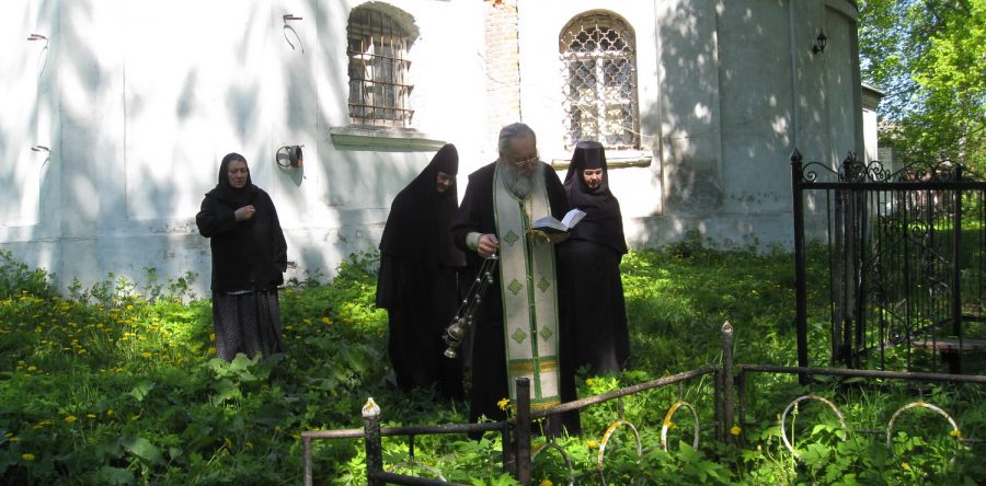 Панихида по усопшим братиям и сестрам обители.