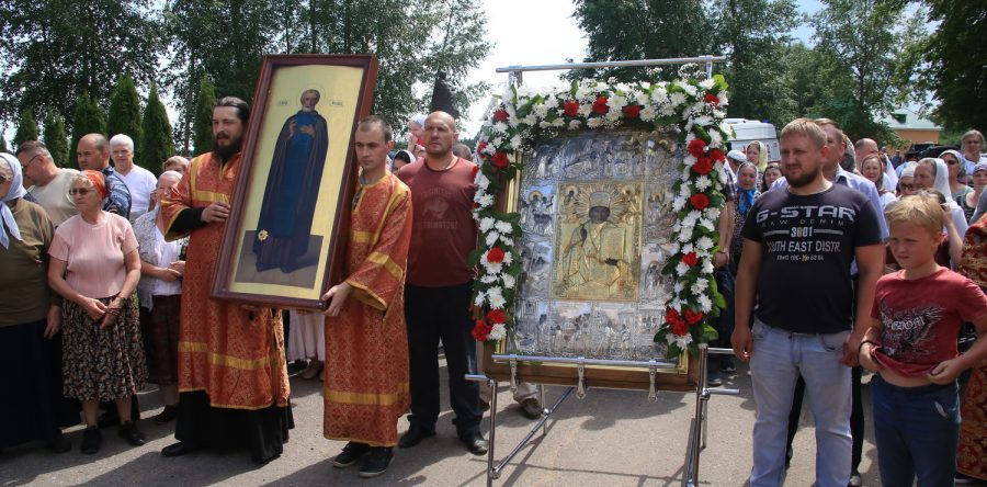 Крестный ход с иконой Святителя Николая