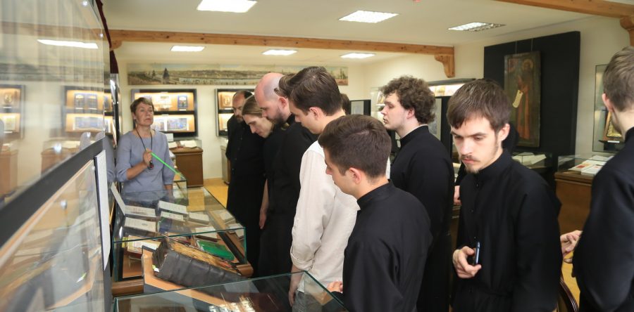Группа студентов семинарии при московском Сретенском монастыре