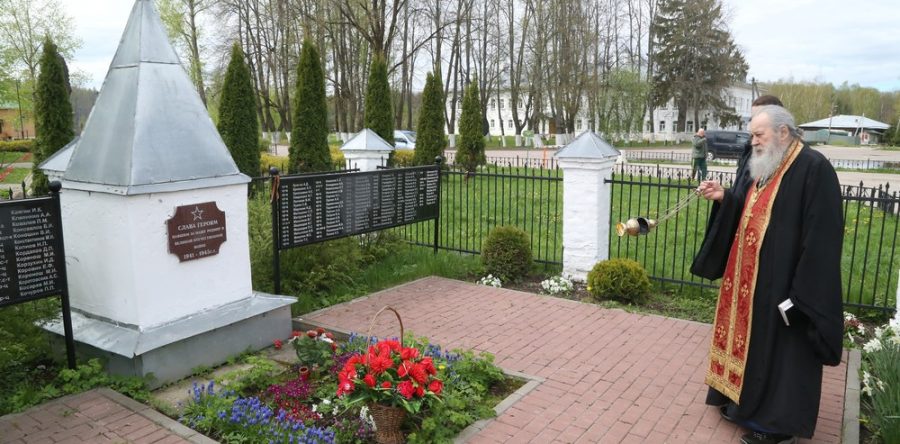 Лития у Братской могилы