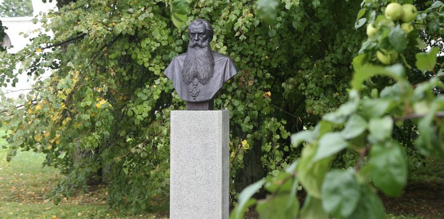 Памятный бюст митрополита Волоколамского и Юрьевского Питирима
