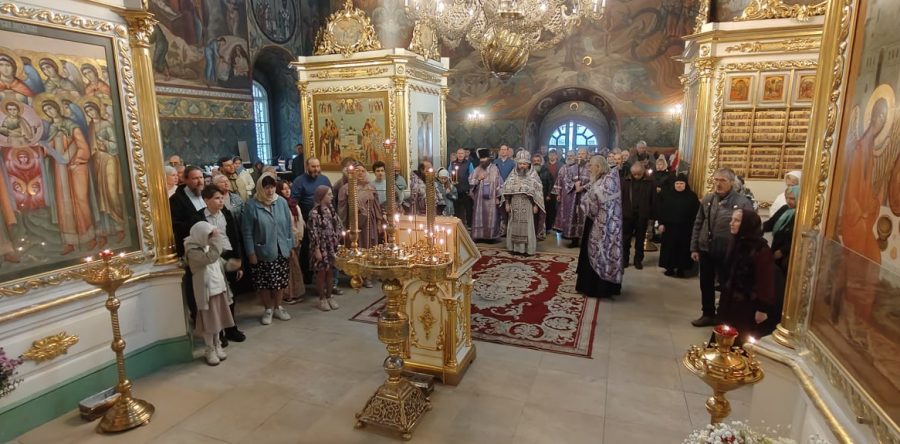 Воздвижение Честного и Животворящего Креста Господня.