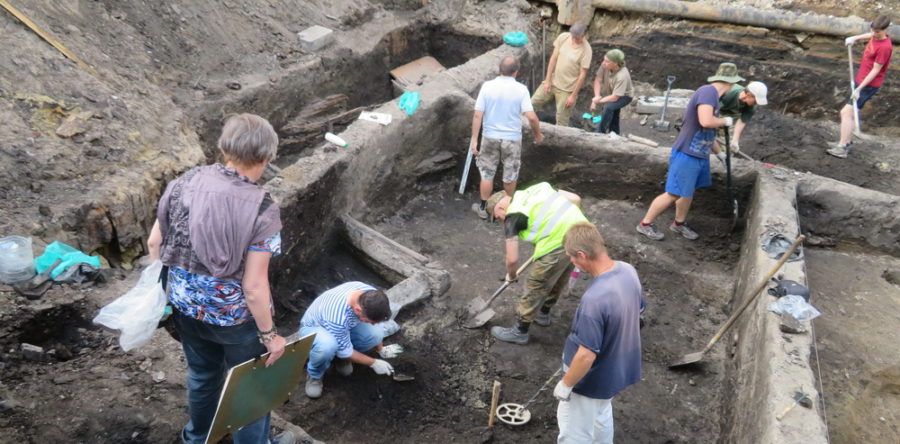 Место раскопок бывшего подворья.