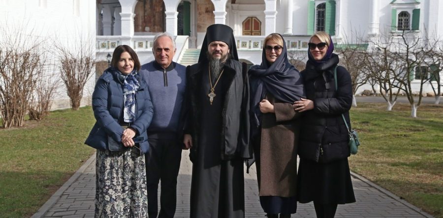 Гости из попечительского совета по восстановлению монастыря