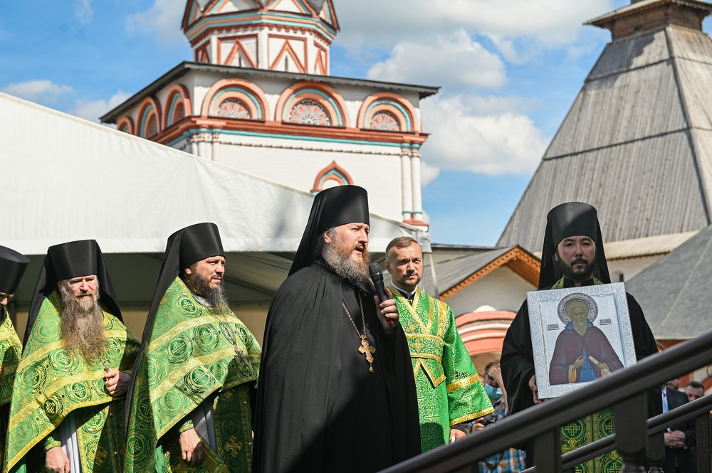 Купола зеленые Саввино Сторожевского монастыря