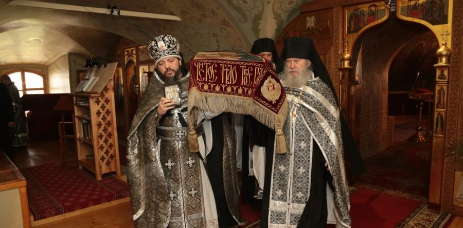 Вечерня с изнесением Святой Плащаницы