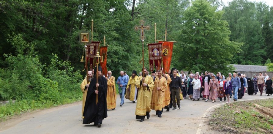 Крестный ход в монастырский Всехсвятский скит