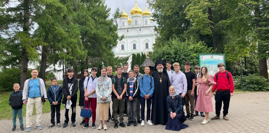 Учащиеся Воскресной школы при храме Священномученика Ермогена