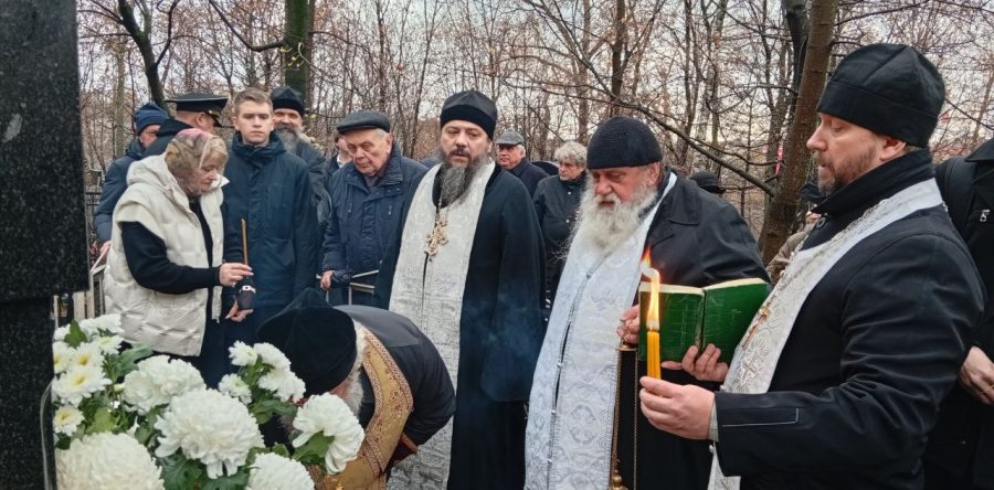 Панихида на могиле митрополита Питирима
