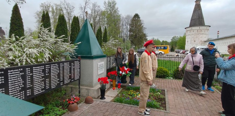Панихида у Братской могилы