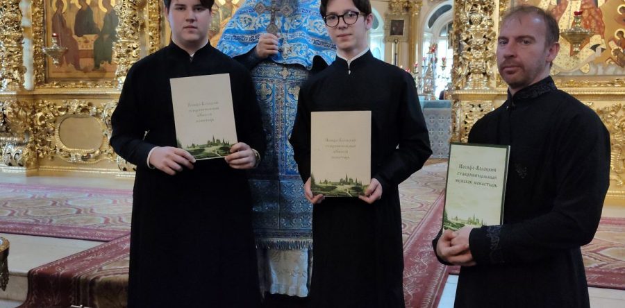 Гимназисты на клиросном послушании