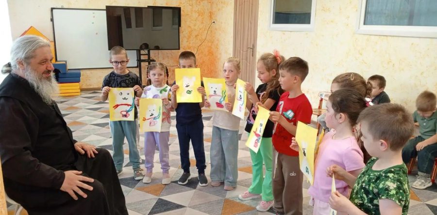 Рисунки от детей пациентам и персоналу госпиталя Вишневского